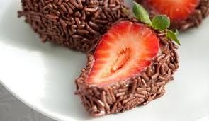 Brigadeiro com Morango Inteiro